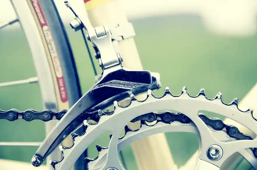 la chaîne nettoyée et le dérailleur shimano d'un vieux vélo de course