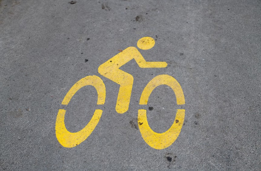 symbole de vélo jaune sur la route