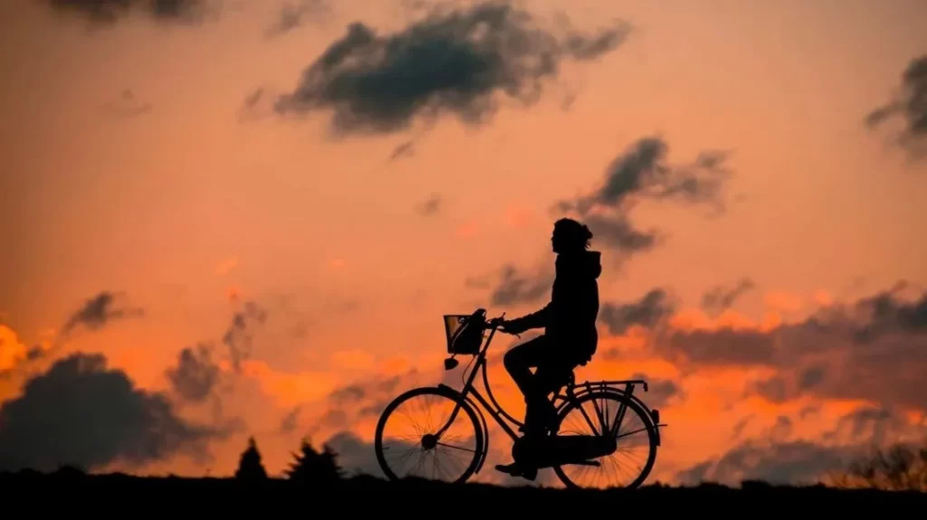 belle photo d'une cycliste au coucher de soleil