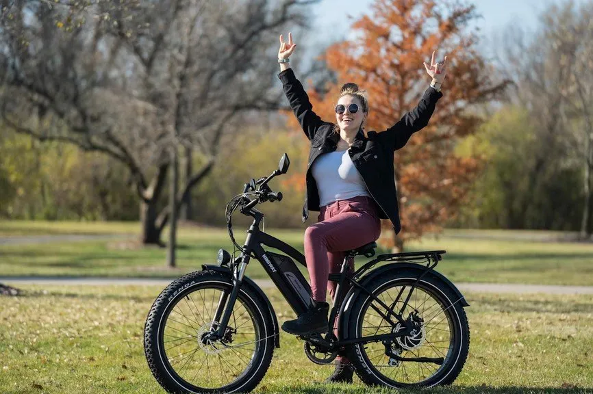 femme dans un parc sur son vélo électrique