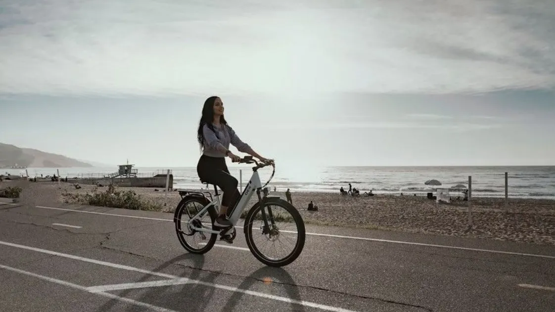 personne sur vélo électrique se baladant en bord de mer