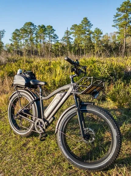 photo d'un vélo électrique noir