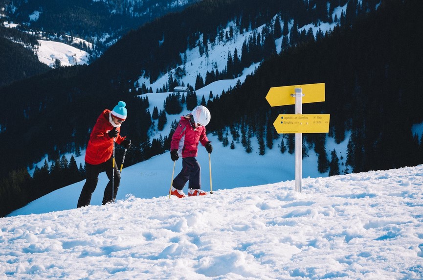 une famille au ski